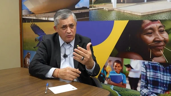 O deputado José Guimarães, líder do governo Lula na Câmara, gesticula durante entrevista ao Metrópoles