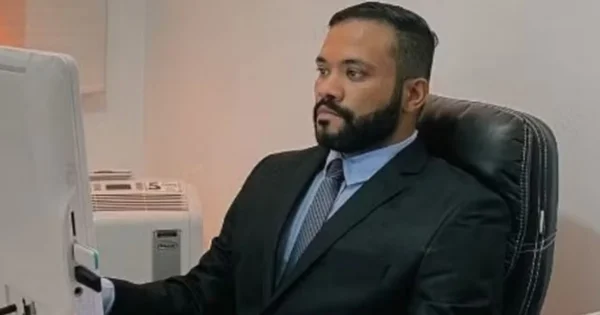 Imagem colorida, advogado Gleidson exercendo a profissão