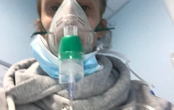 Jovem inglesa com coronavírus e dificuldade para respirar