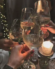 Ela posou com diversas taças de vinho