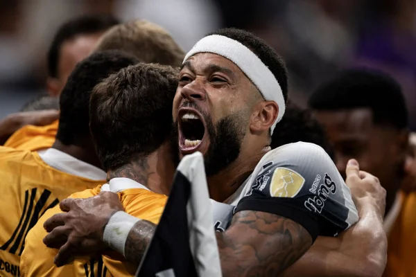 Imagem colorida de Depay - Metrópoles