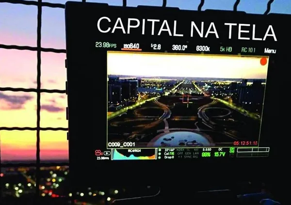 câmera filmando a cidade ao anoitecer