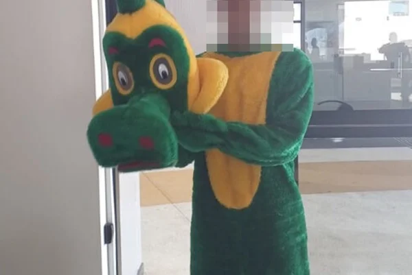 Foto colorida de homem vestido de jacaré - Metrópoles