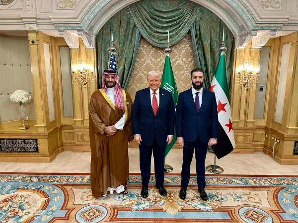 Imagem colorida mostra Trump e presidente da Síria - Metrópoles