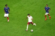 Thcouaméni, Lamine Yamal (com a bola) e Olise Thcouaméni, Lamine Yamal (com a bola) e Olise