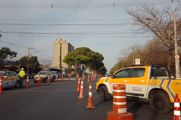 Carro da BHTrans em rua de BH