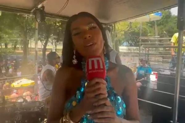 Imagem colorida mostra Pocah concedendo entrevista ao Metrópoles - Metrópoles