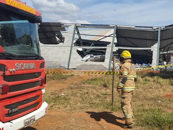 Parede de galpão desaba em Ceilândia e atinge três operários - destaque galeria Parede de galpão desaba em Ceilândia e atinge três operários - destaque galeria