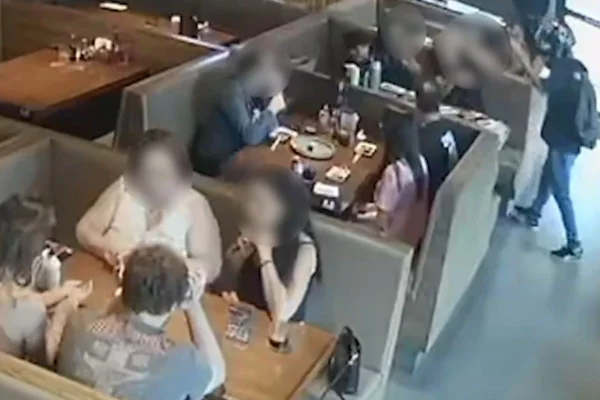 Foto colorida de reprodução de câmera de segurança que captou arrastão em restaurante no Morumbi, área nobre de São Paulo.