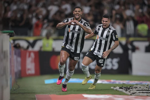 Hulk e Paulinho comemorando