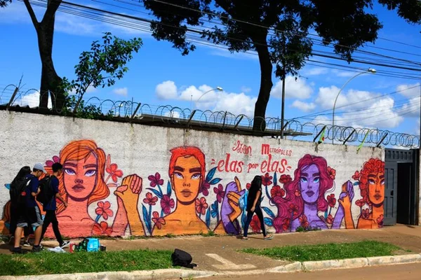 Metrópoles leva campanha Elas por Elas para escolas públicas do DF