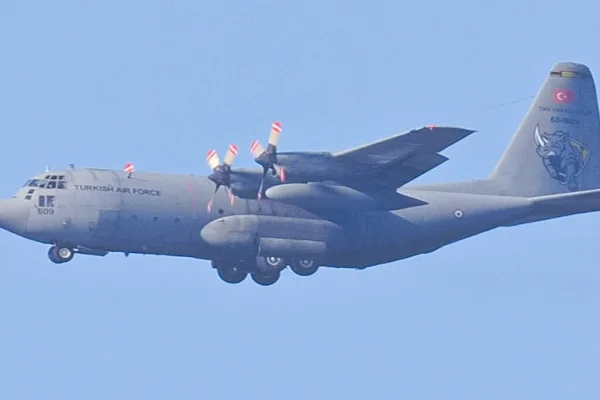 Imagem colorida de aeronave militar da Turquia