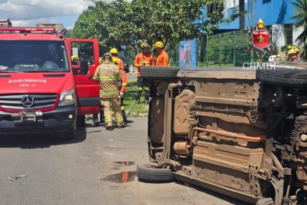 Motorista capota o carro em Águas Claras e é socorrida ao hospital
