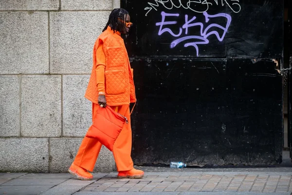Street style do LFWM: laranja, puffer e xadrez são protagonistas