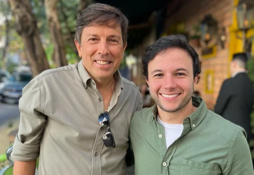 O empresário João Amoedo posa ao lado de Daniel José, candidato do Podemos a deputado federal em São Paulo