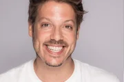 Fabio Porchat brinca ao recriar foto antiga: "Harmonização facial"