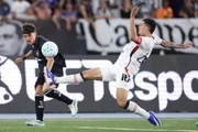 Disputa de bola na partida entre Botafogo e Vitória pelo Brasileirão Disputa de bola na partida entre Botafogo e Vitória pelo Brasileirão