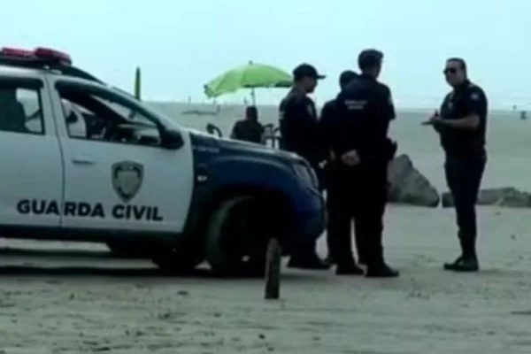 Imagens coloridas mostram guardas municipais parados, em pé, ao lado de viatura da corporação, de capô azul e portas brancas, com a inscrição Guarda Civil nas laterais