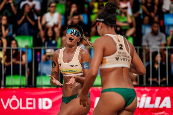 Thamela/Victória, atuais campeãs da segunda etapa do circuito mundial, começaram com vitória no Distrito Federal