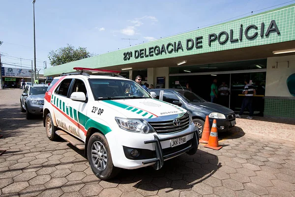 Motorista e cobradora são assaltados após ônibus atolar no DF