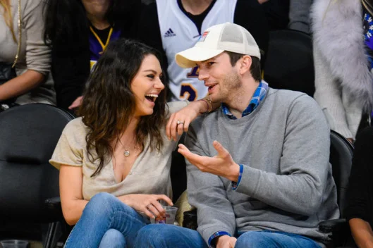 Mila Kunis e Ashton Kutcher compram aliança barata na internet