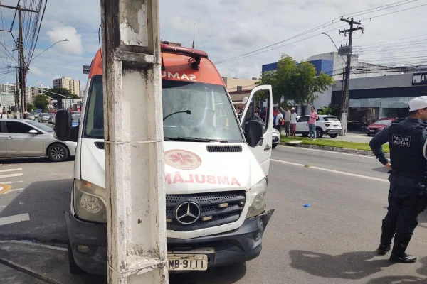 Foto colorida de ambulância sequestrada por homem em Aracaju - Metrópoles