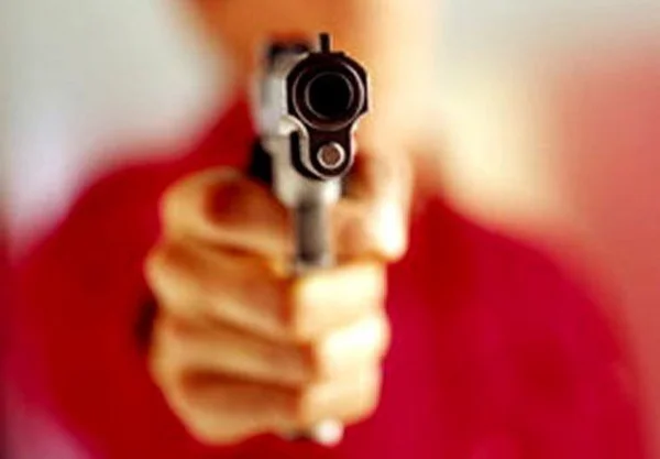 homem segurando arma