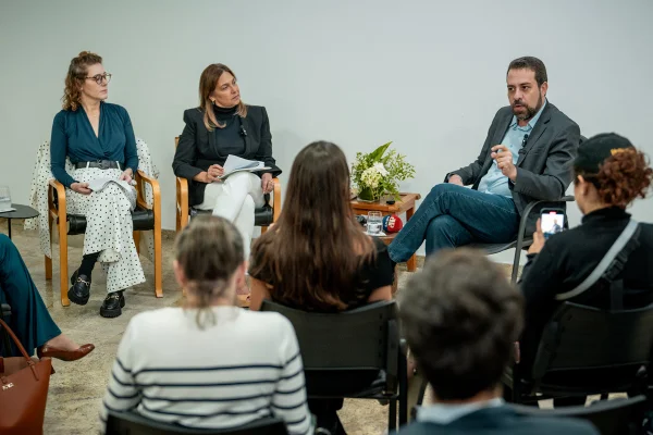 Imagem colorida mostra o deputado federal Guilheme Booulos, no canto à direita, falando para um grupo de investidores - Metrópoles