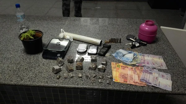 Menor vai à delegacia registrar queixa e é apreendido com drogas