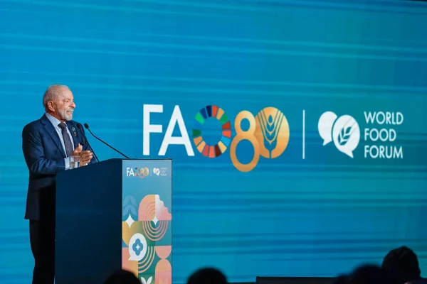 Presidente Lula durante discurso na FAO, em Roma, na segunda-feira (13/10) - Metrópoles