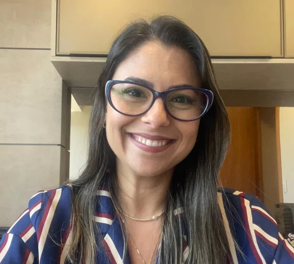 imagem colorida advogada larissa gatto atua criptomoedas
