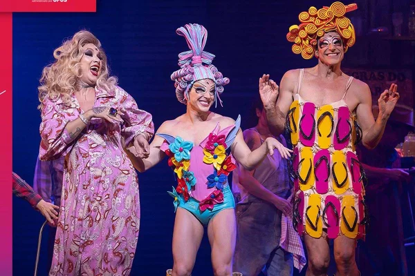 Cena da peça Priscilla, A Rainha do Deserto - Metrópoles