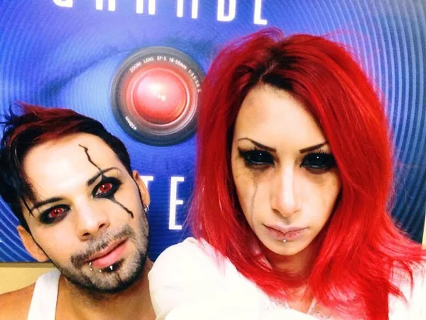 Casal italiano de “vampiros” bebe sangue como sinal de compromisso