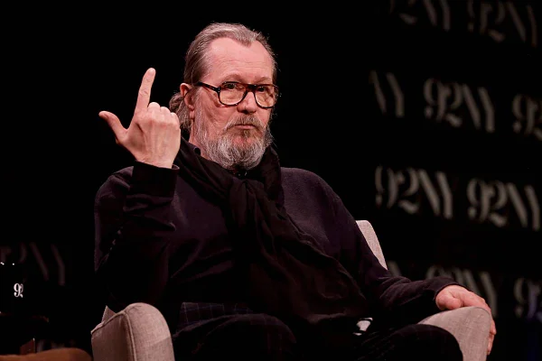 Foto colorida de Gary Oldman - Metrópoles