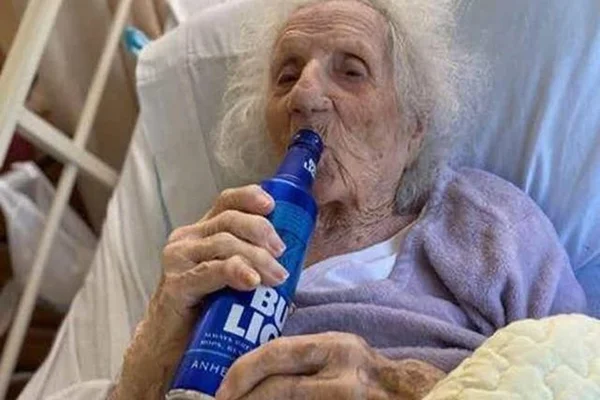 Idosa de 103 anos vence a Covid-19 e comemora tomando cerveja