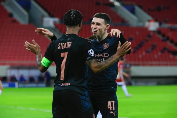 Em dia de tributo a Maradona, Manchester City vence e avança na Champions