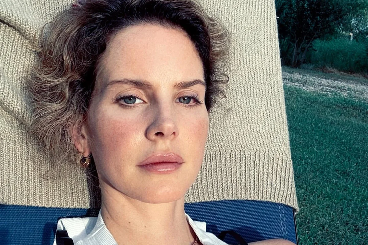 Lana Del Rey posa ao tomar sol Lana Del Rey posa ao tomar sol