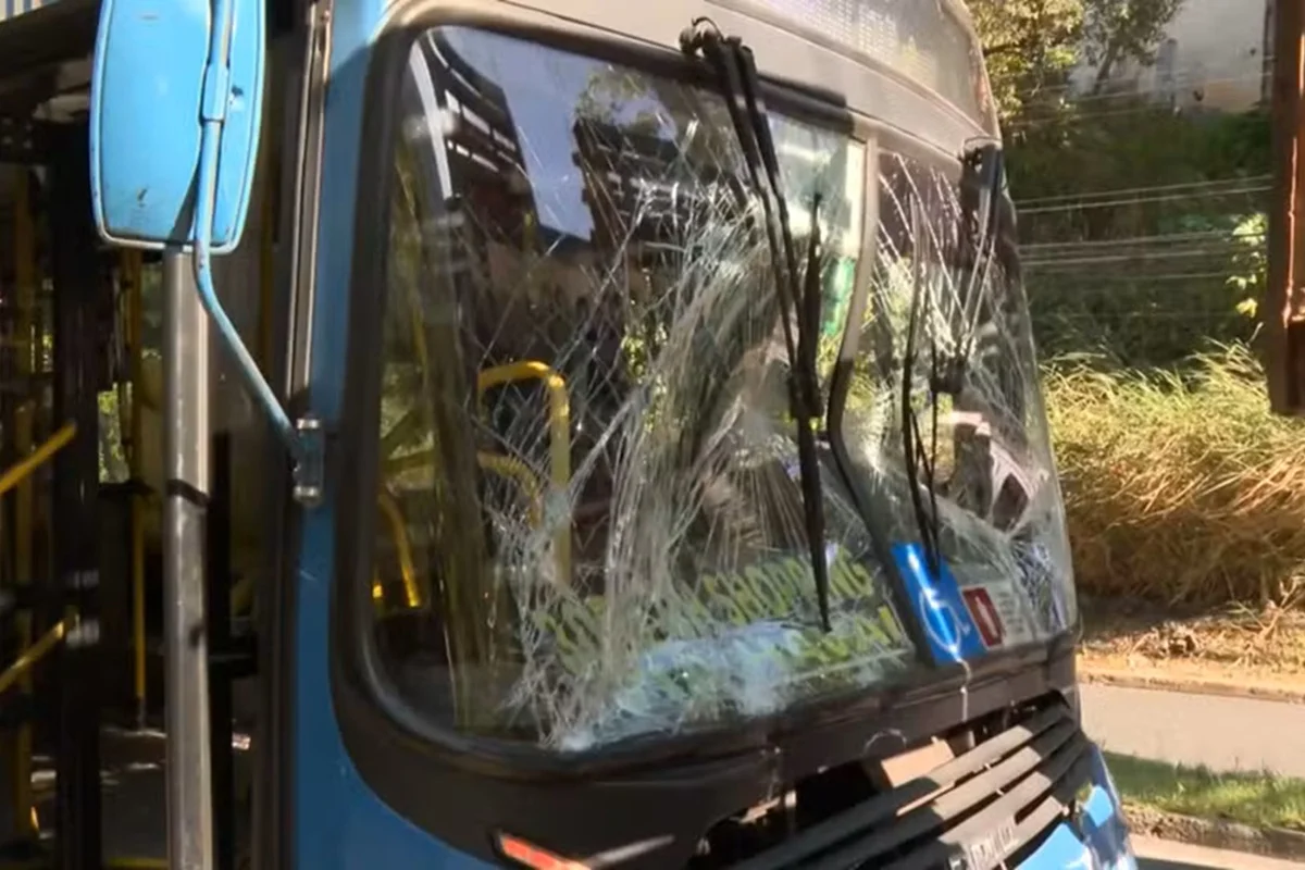 Acidente entre ônibus e carreta deixa 10 feridos em BH