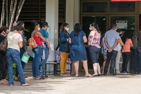 Fila longa de pessoas no Hran