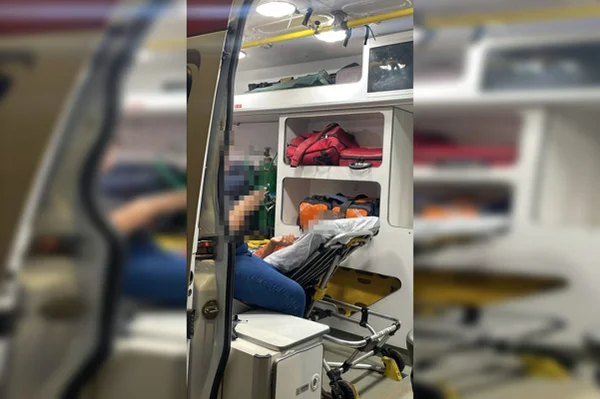 mulher sendo socorrida por ambulância