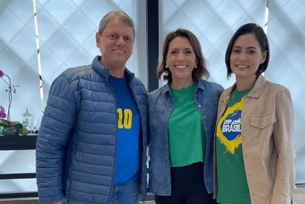 O governador de São Paulo, Tarcísio de Freitas (Republicanos), a deputada federal Rosana Valle (PL) e a ex-primeira-dama Michelle Bolsonaro (PL)