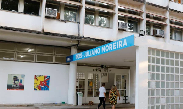 Entrada do Instituto Municipal de Assistência à Saúde Juliano Moreira, com pessoas passando na frente. Ele foi fechado pela prefeitura do Rio de Janeiro - Metrópoles