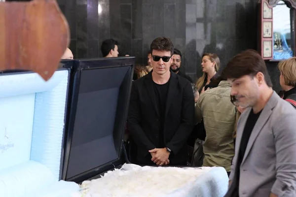 Rodrigo Faro no enterro de Gugu Liberato