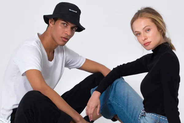 Modelos com roupas Renner