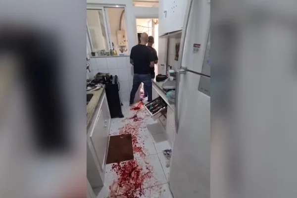 Imagem colorida mostra apartamento após as facadas - Metrópoles