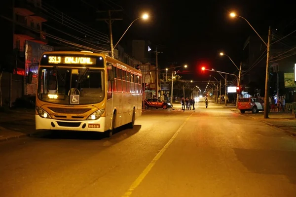 Em Taguatinga, jovem morre após bater moto em um ônibus