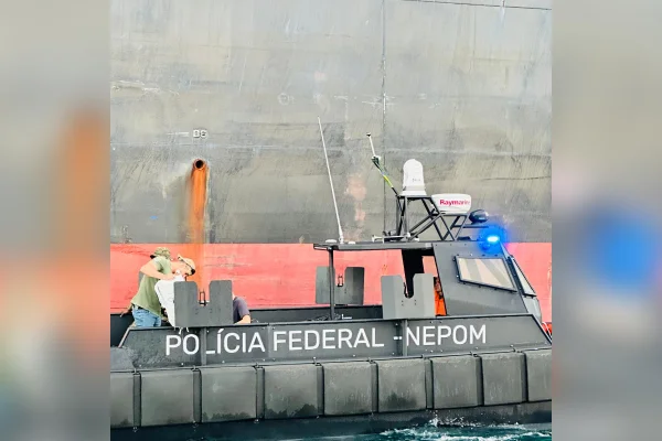 Mergulhadores da polícia acham drogas escondidas em navio rumo à Europa - destaque galeria Mergulhadores da polícia acham drogas escondidas em navio rumo à Europa - destaque galeria