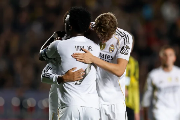 Foto colorida de Real Madrid, de Vini Jr. e Huijsen - Metrópoles