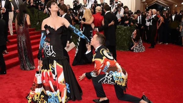 Jeremy Scott, diretor criativo da Moschino, está sendo processado por plágio