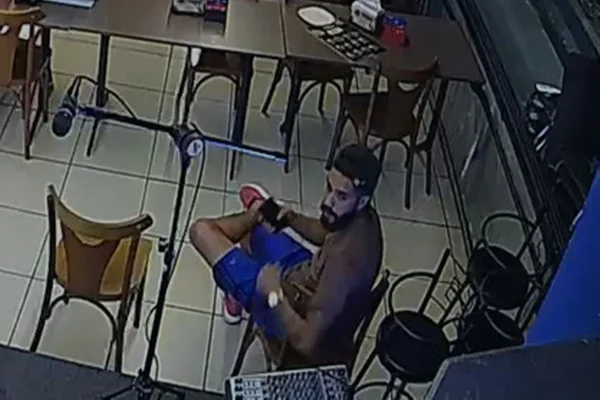 “Crime orquestrado”, diz namorada de cantor que teve carro levado